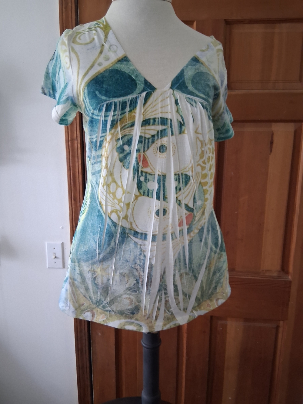 Pleated V-Neck Graphic Tee in Teal, White & Gold